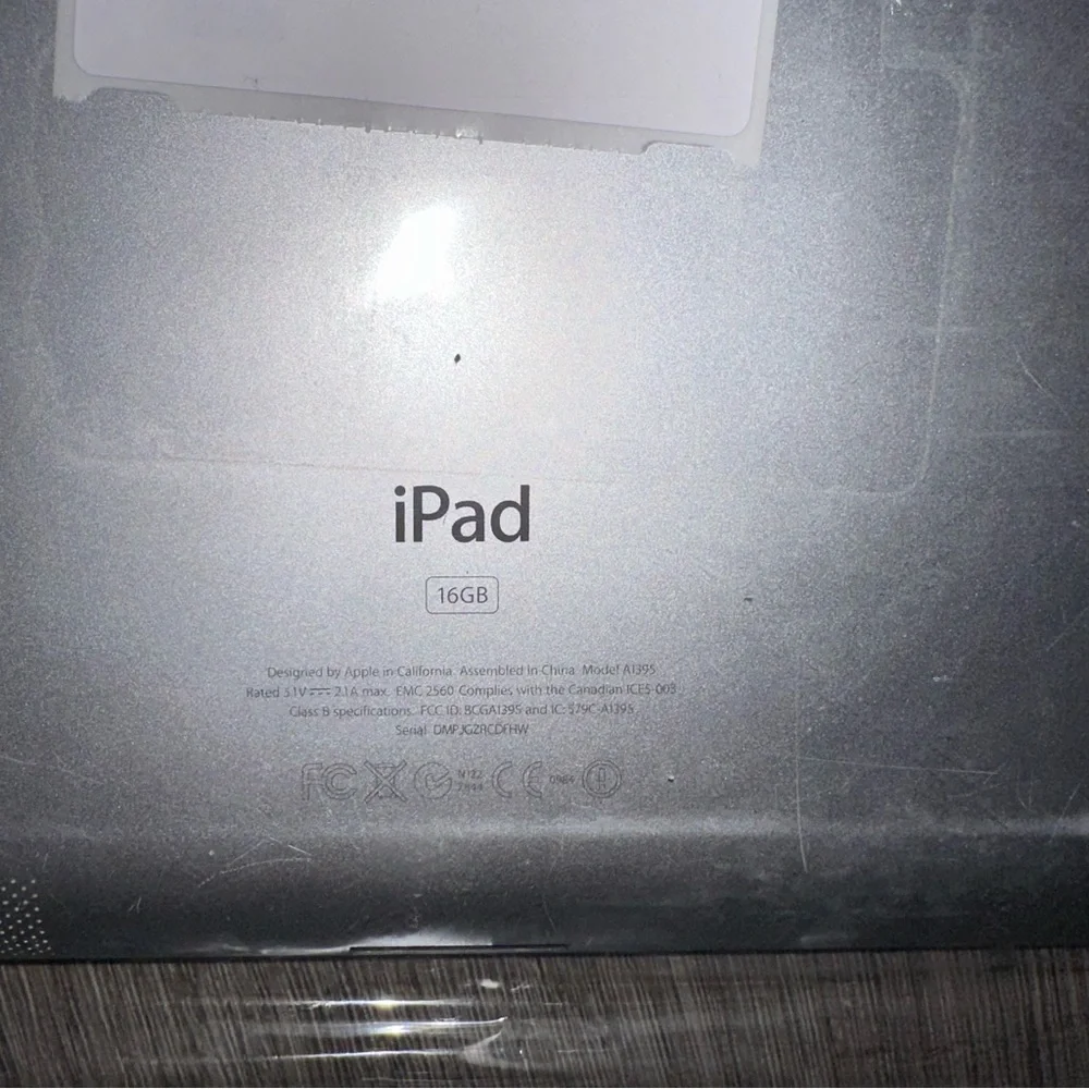 APPLE IPAD A1395 16GB Silver 2nd Gen With Charger